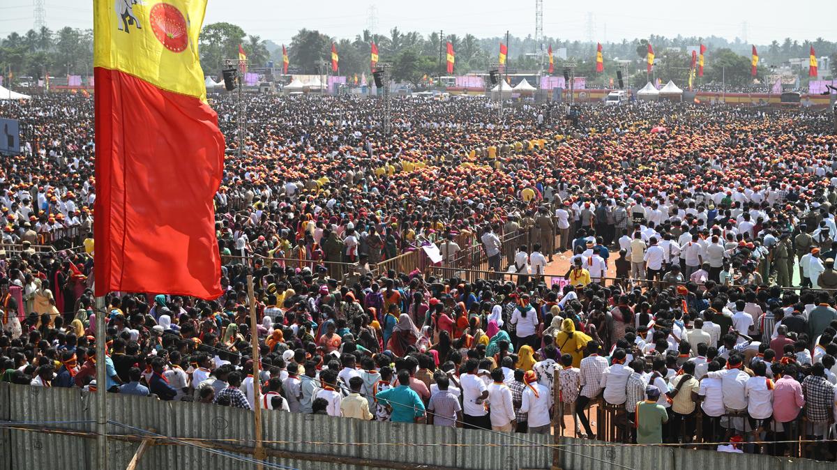 टीवीके प्रमुख विजय की प्रचार सभा के दौरान भारी भीड़ उमड़ी