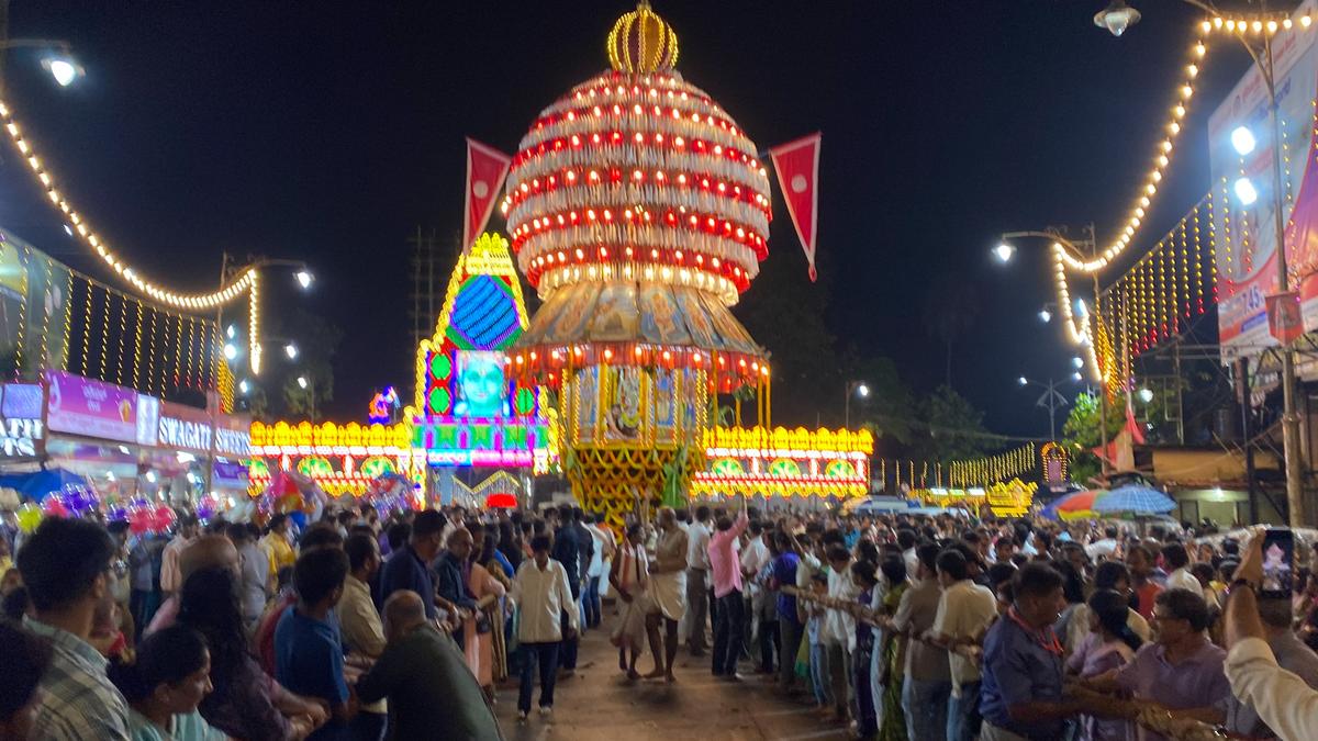 Thousands take part in festivities as curtains fall on Navratri celebrations in coastal belt