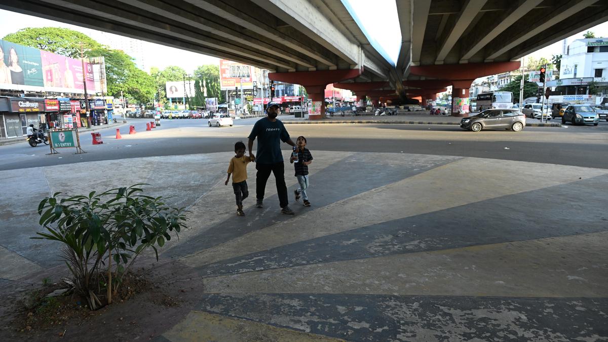 PWD to lessen width of roundabout, medians beneath Vyttila flyover to decongest junction