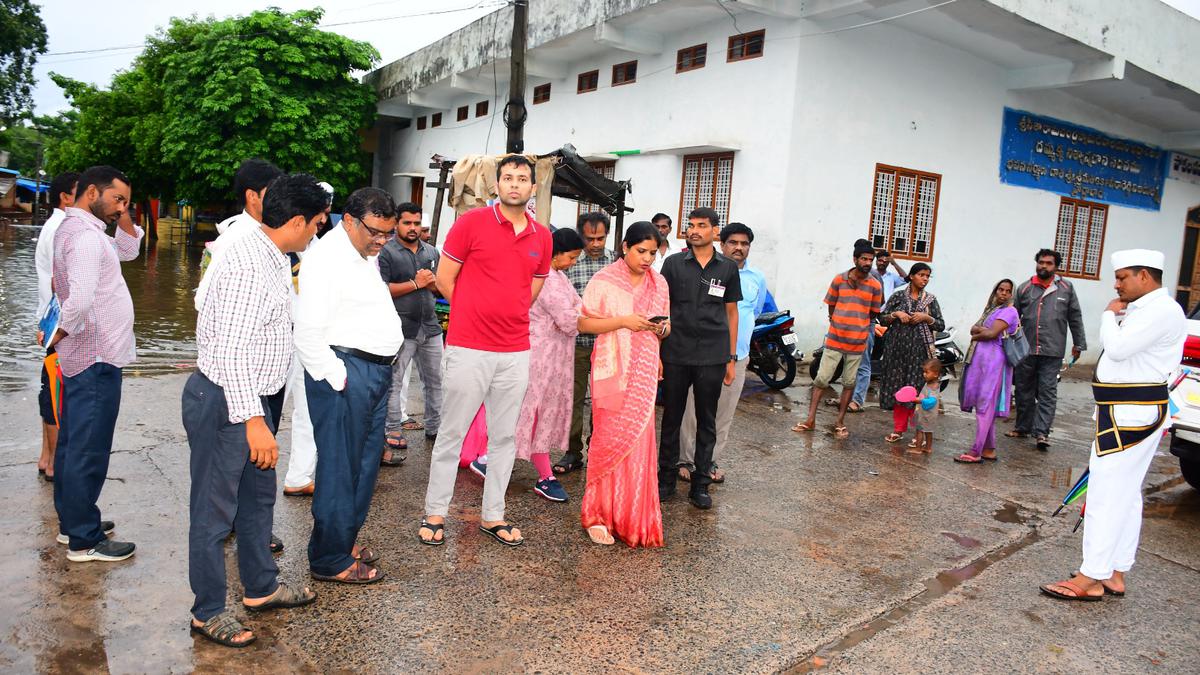 Godavari in spate, first flood warning remains in force in Bhadrachalam