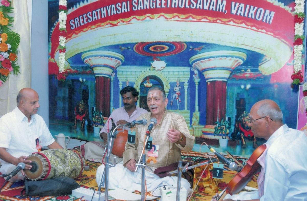 Sivanandan accompanying N.P. Ramaswamy during a concert. Sivanandan accompanying N.P. Ramaswamy during a concert.
