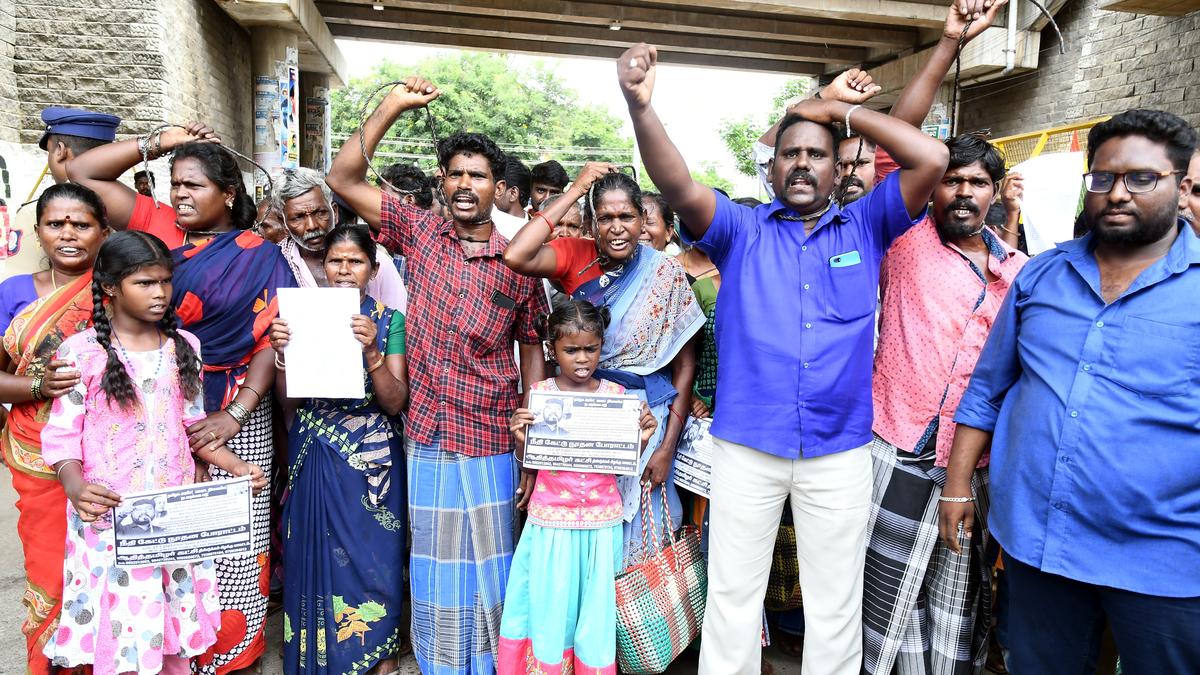 Farmer complains of threats to vacate farmland near Nilakottai in Dindigul