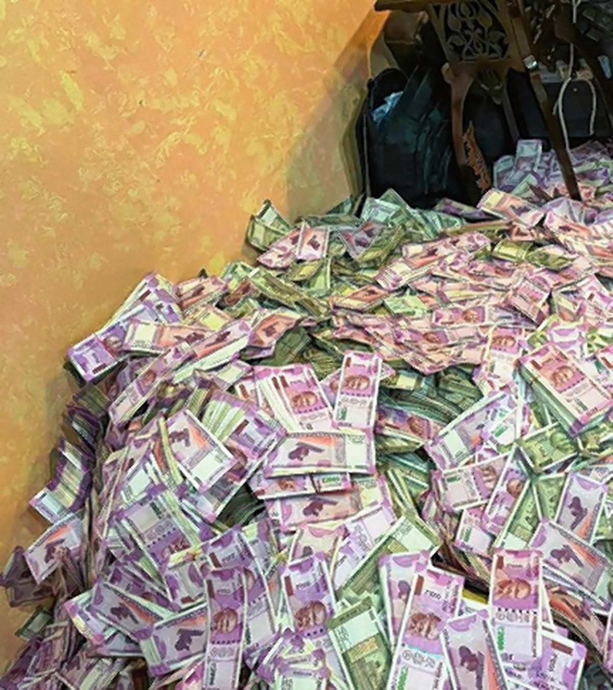 Cash seized by the Enforcement Directorate from the residence of an aide of Partha Chatterjee.