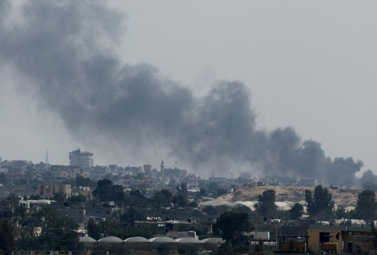 Smoke rises following Israeli strikes during an Israeli military operation in Rafah, as seen from Khan Younis, in the southern Gaza Strip, on May 28, 2024. 