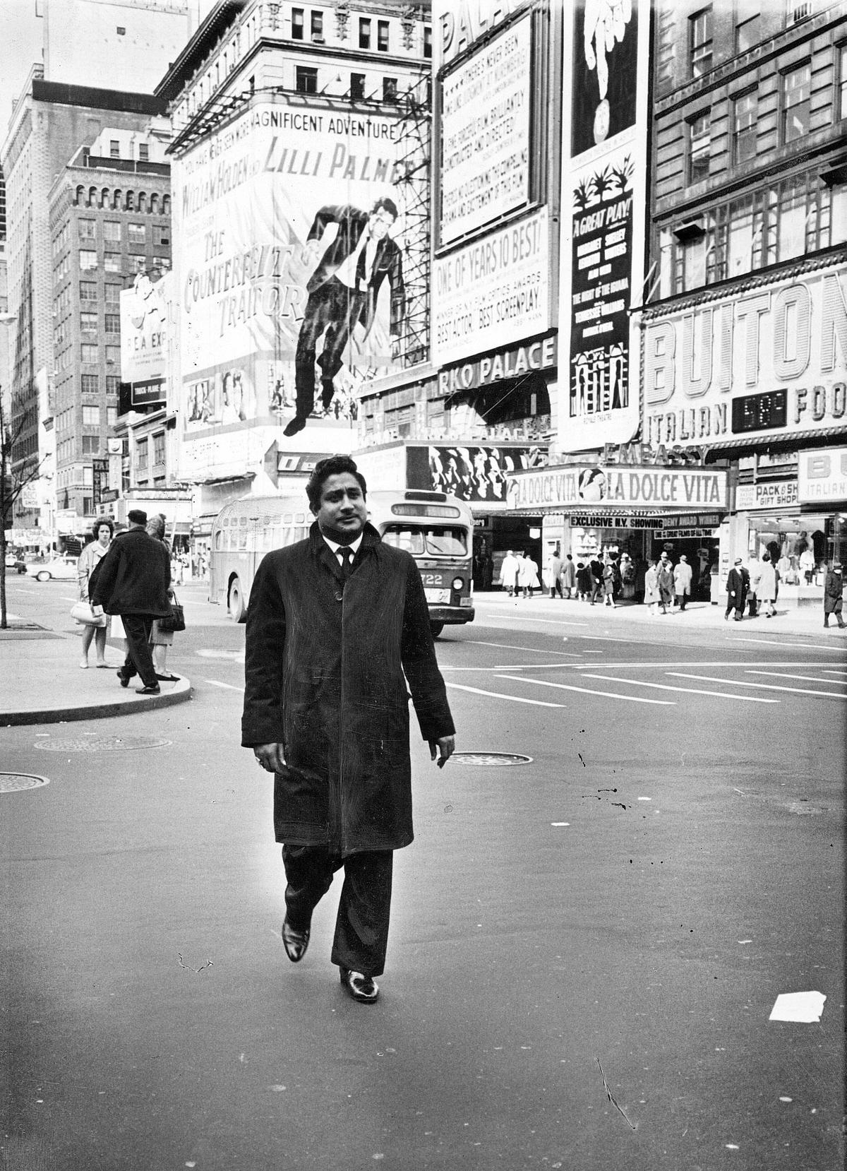 Sivaji Ganesan passeggia lungo Broadway durante un giro turistico di New York City, il 18 aprile 1962.