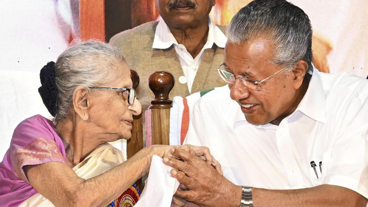CM presents Deshabhimani Literary Award to critic M. Leelavathy