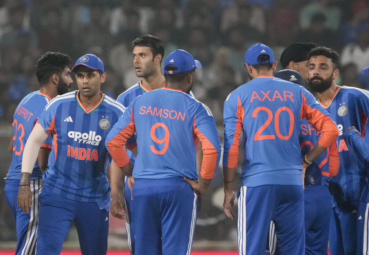 El capitán de la India, Suryakumar Yadav, al frente a la izquierda, y otros durante el quinto y último partido de cricket T201 entre India y Nueva Zelanda, en el Estadio Internacional Greenfield, en Thiruvananthapuram, Kerala, el sábado 31 de enero de 2026.