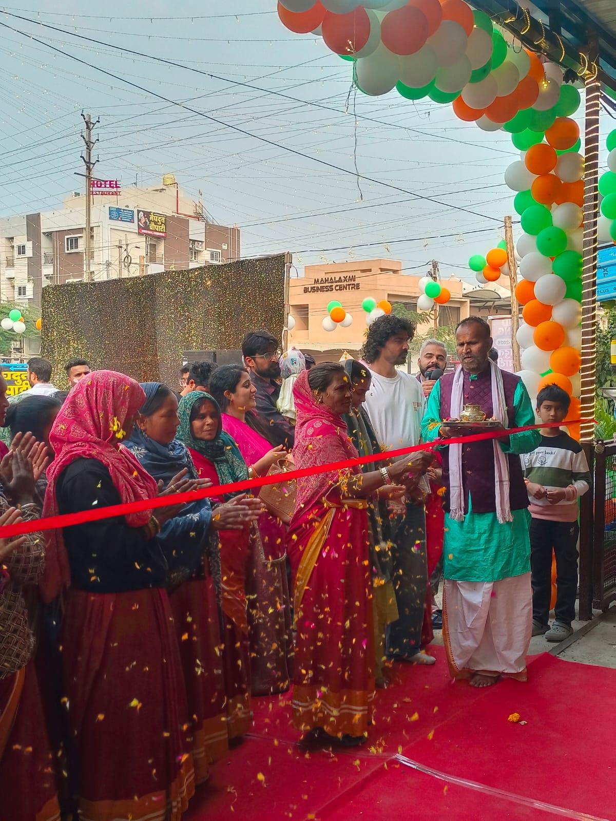 Safai mitras invitato per l'apertura di un negozio a Indore