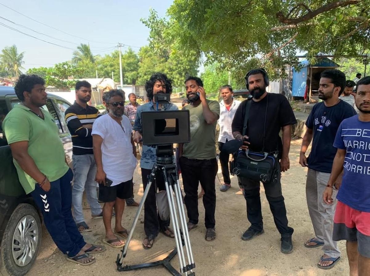 स्थान पर कलाकारों और क्रू के साथ शशि और रोहित