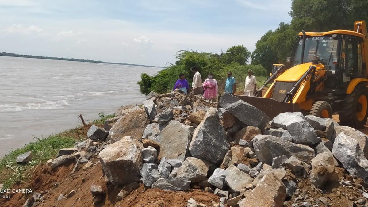 Heavy discharge causes erosion in Kollidam bund at Keezha Anbil in