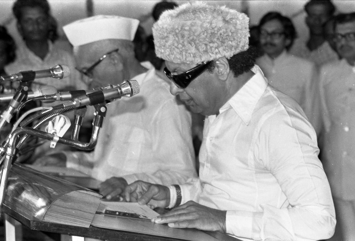 MG Ramachandran presta giuramento come Primo Ministro del Tamil Nadu, dal governatore Prabhudas Patwari, durante una funzione a Kalaivanar Arangam, Madras, il 9 giugno 1980.