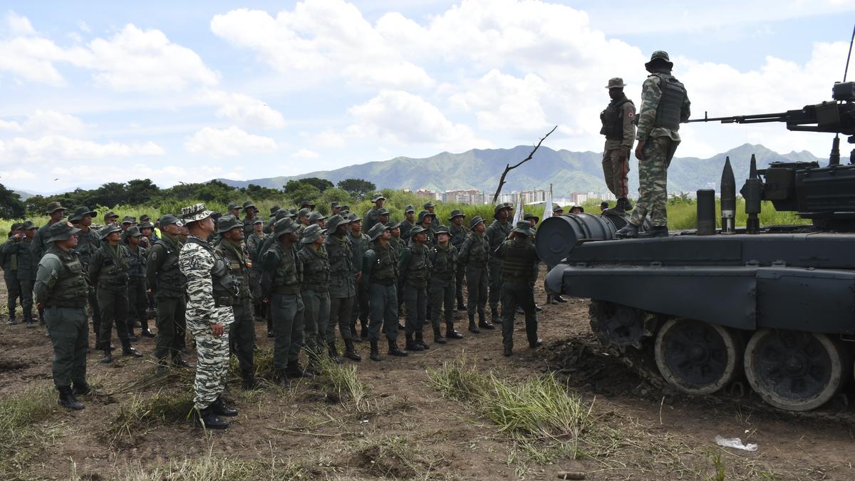 https://th-i.thgim.com/public/incoming/qdjmle/article70048144.ece/alternates/LANDSCAPE_1200/Venezuela_Militias_79546.jpg