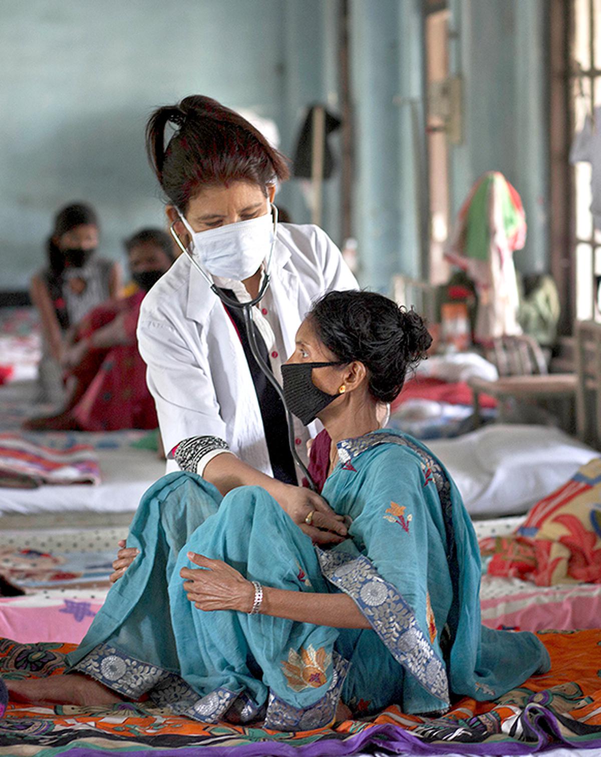 یک پزشک یک بیمار مبتلا به سل را در یک بیمارستان سل در روز جهانی سل در Gauhati، هند، شنبه، 24 مارس 2018 معاینه می کند. در اوایل این ماه، نخست وزیر هند، نارندرا مودی، کمپینی را برای پیگیری سریع واکنش هند به سل راه اندازی کرد، که اکنون شروع شده است. پیشرو قاتل عفونی جهان 