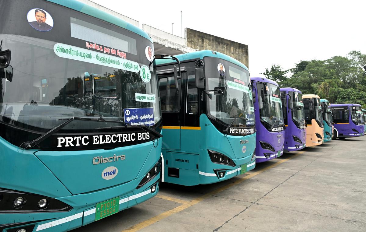 O panorama dos transportes do UT testemunhou uma mudança significativa com a Puducherry Road Transport Corporation, de propriedade governamental, introduzindo a sua primeira frota de 25 autocarros eléctricos, reduzindo a pegada de carbono nas estradas da cidade.