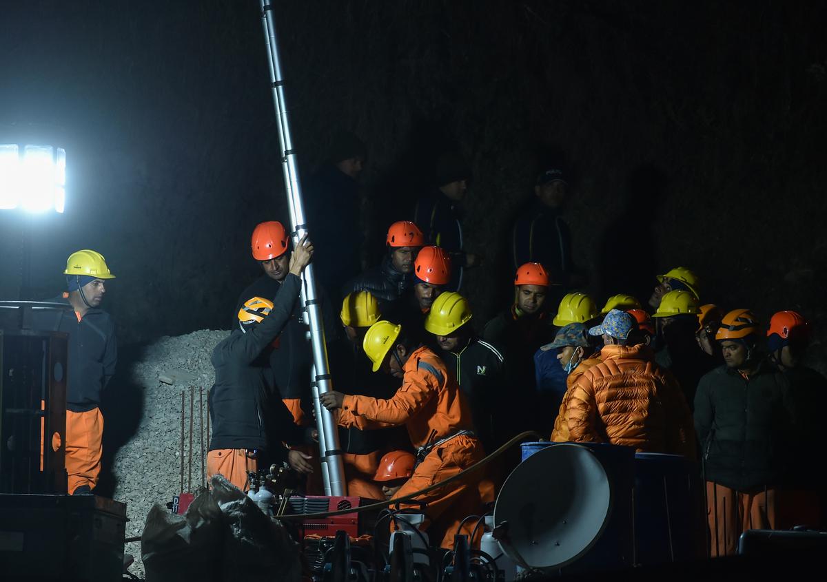 Uttarkashi tunnel rescue delayed as drill machine hits hurdle