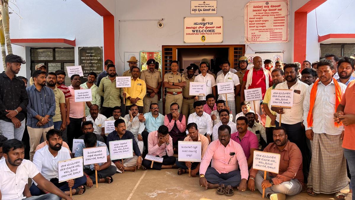 Shikaripur stabbing incident: BJP MP Raghavendra, workers stage protest