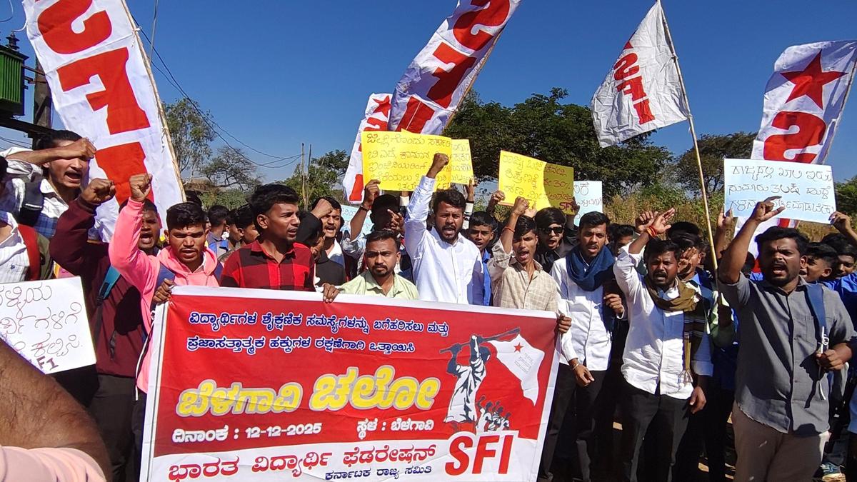 SFI stages protest against merger of schools and commercialisation of education
