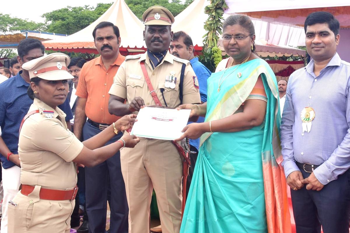 Namakkal District Collector S. Uma presenting a certificate of appreciation to police personnel during the 78th Independence Day celebrations in Namakkal on Thursday.