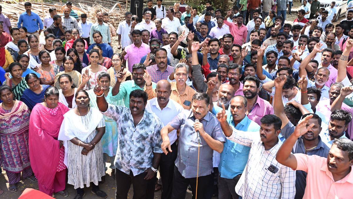 SRMU members protest against privatisation of railways in Madurai