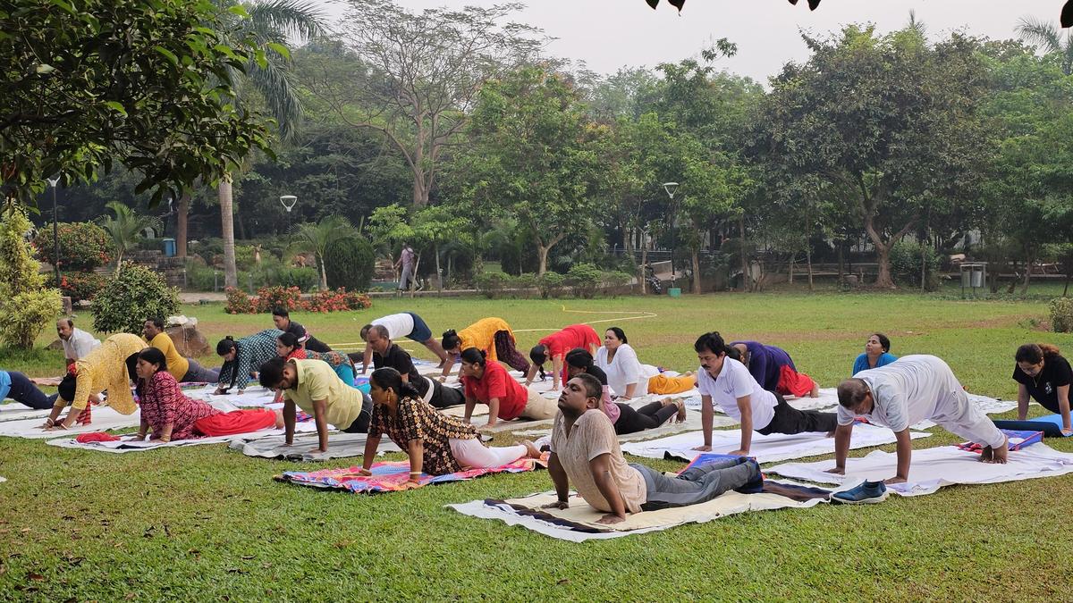 How do benefits of doing yoga in the morning differ from that in the evening