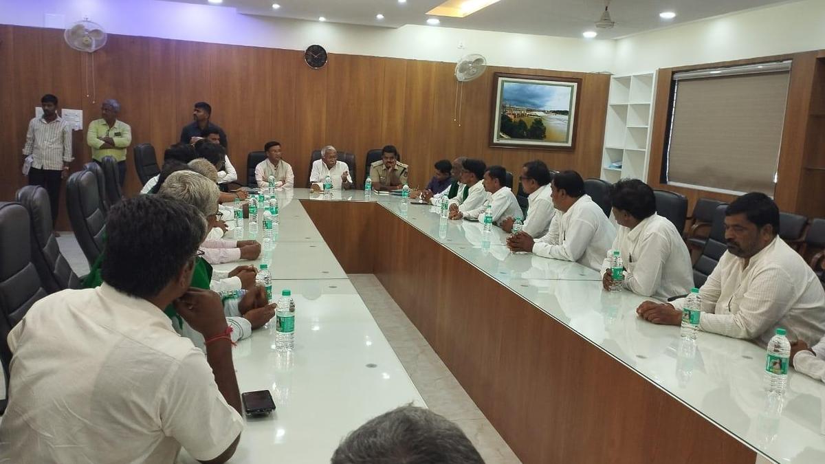 Sugarcane farmers end strike in Mudhol after Minister, leaders hold talks