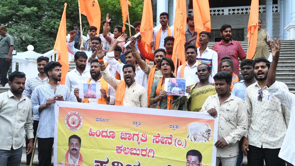 Hindu Jagruti Sene stages protest, condemns murder of Jain monk and Hindu activist