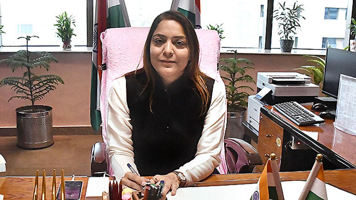 Mayor directs officials to extend services of contractual MCD workers