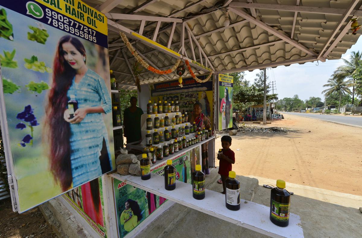 मैसूरु जिले के हुनसुर तालुक में पक्षीराजपुरा कॉलोनी -2 के पास हक्की पिक्की समुदाय द्वारा तैयार किए गए हर्बल तेलों की बिक्री करने वाली दुकानों में से एक।