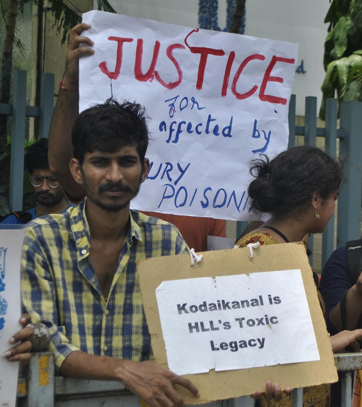 Demonstranter uden for Unilever House Building i Mumbai, der søger rehabilitering af kviksølv, ramte tidligere medarbejdere fra virksomhedens termometerproduktionsenhed i Kodaikanal.