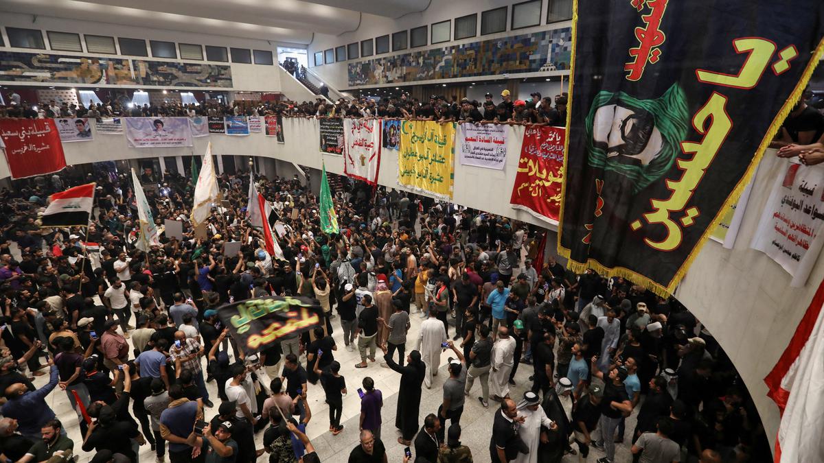 Iraqi judiciary suspends activities as cleric Sadr fuels political crisis