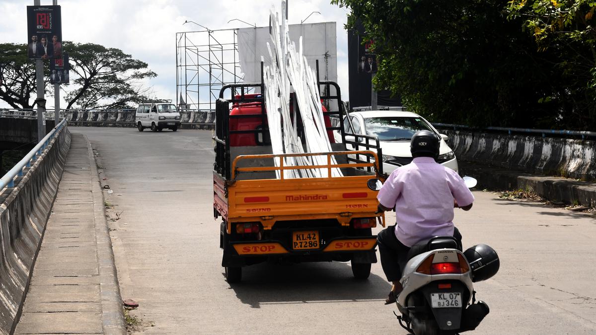 Vehicles carrying protruding materials having a free run on Kochi roads ...