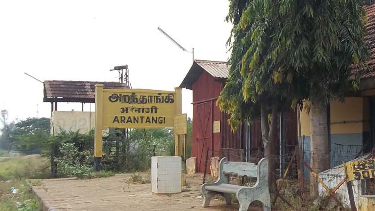 Express train to Tambaram detained at Aranthangi in Pudukottai district, after passengers pull alarm chain