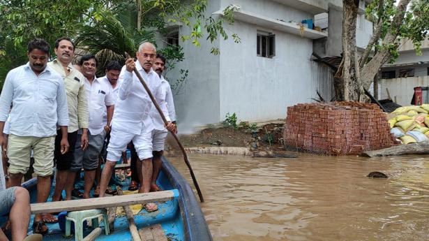 Godavari flood remains on rise as inflow exceeds 25.40 lakh cusecs at Andhra’s Dowleswaram