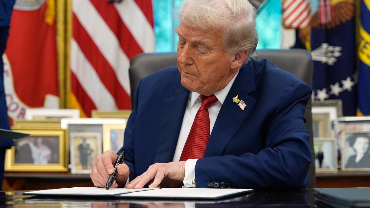 https://th-i.thgim.com/public/incoming/ql3mk9/article70095314.ece/alternates/LANDSCAPE_1200/Trump_64621.jpg