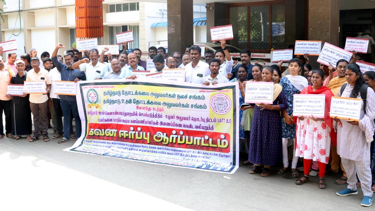 Horticulture department officials stage demonstration