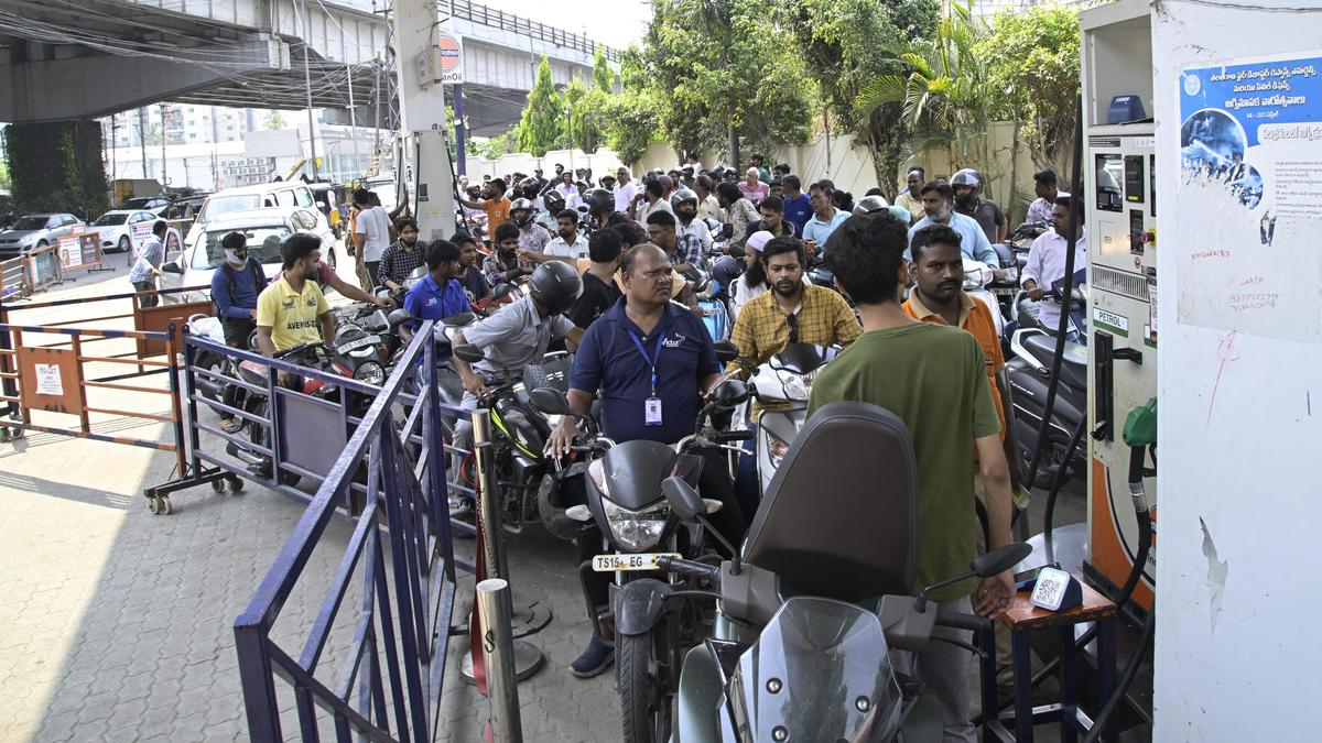 Telangana fuel rush | 11,490 KL petrol, 18,449 KL diesel  supplied on April 27; Civil Supplies Dept urges people not to hoard