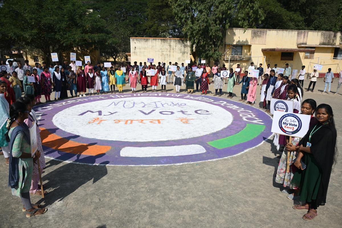 The human chain formed by the students of Government Arts College at Kumarasamipatti in Salem on Friday.