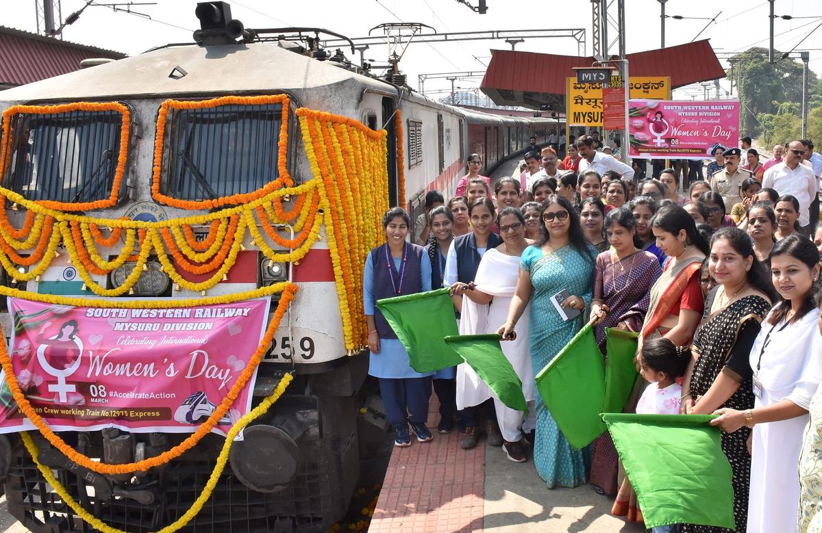 डिवीजनल रेलवे मैनेजर शिल्पी अग्रवाल ने शनिवार को मैसुरु में अंतर्राष्ट्रीय महिला दिवस को चिह्नित करने के लिए एक ऑल-वुमन क्रू द्वारा संचालित मैसुरु-जिपुर सुपरफास्ट एक्सप्रेस को हरी झंडी दिखाई।