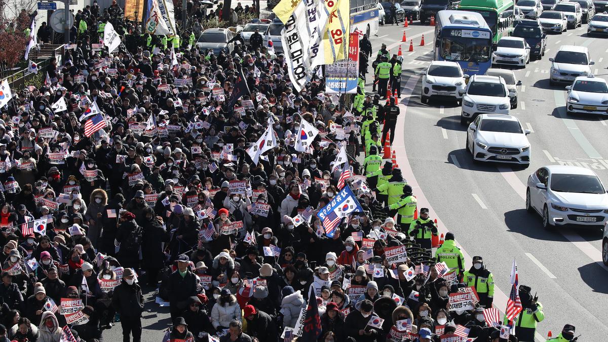 South Korea’s presidential aides offer to resign amid political crisis