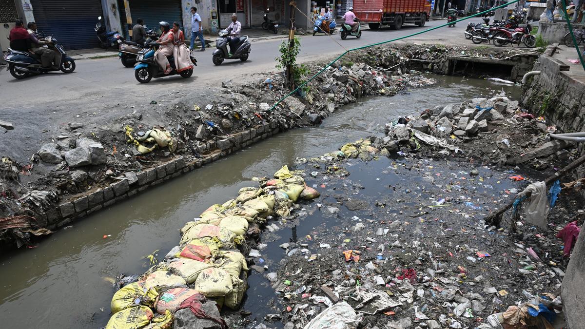 Residents of Kitchipalayam demand to clear garbage at sewage channel and repair damaged roads