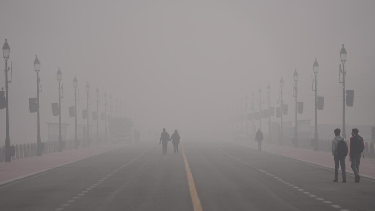 Dense fog envelops Delhi-NCR