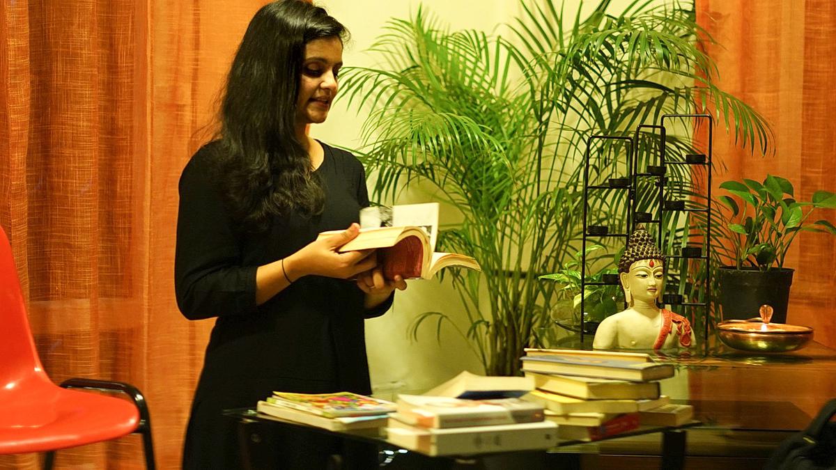 Nishu Dikshit combines elements of theatre in her storytelling show ‘Guchcha: A Collection of Stories’