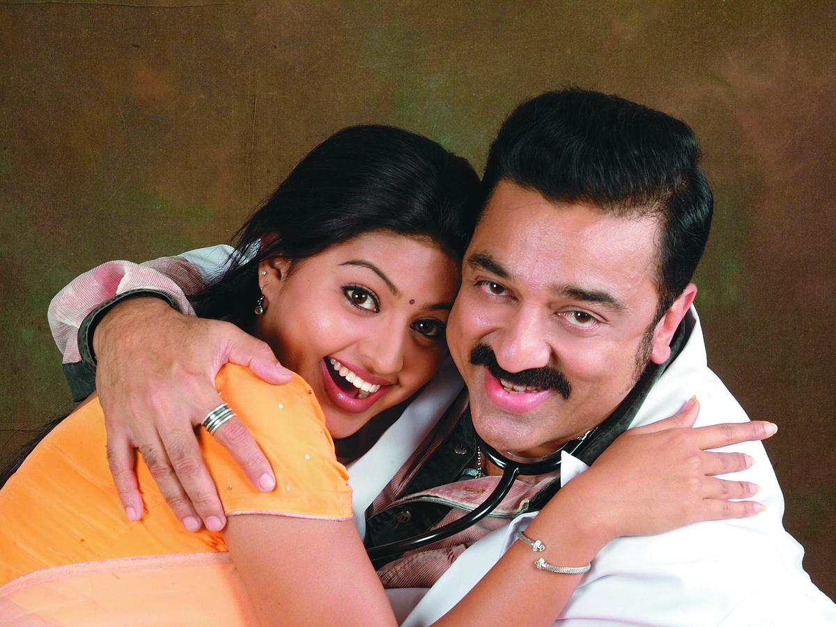 Kamal Haasan and Sneha in Vasool Raja MBBS