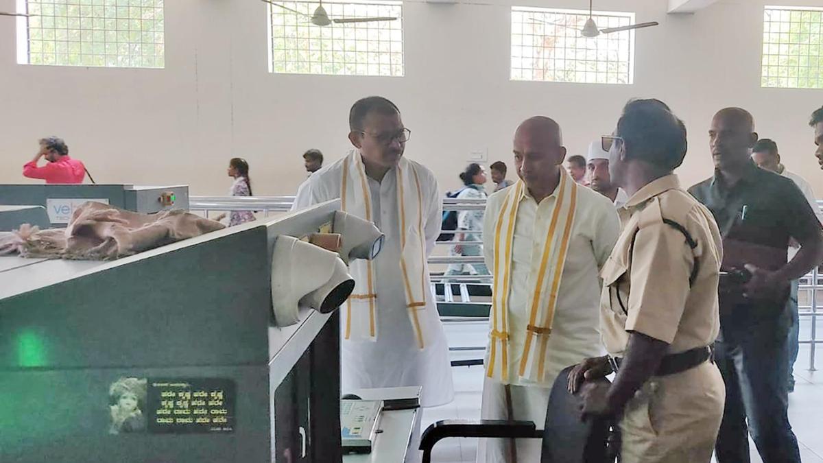 TTD Executive Officer inspects luggage deposit counter