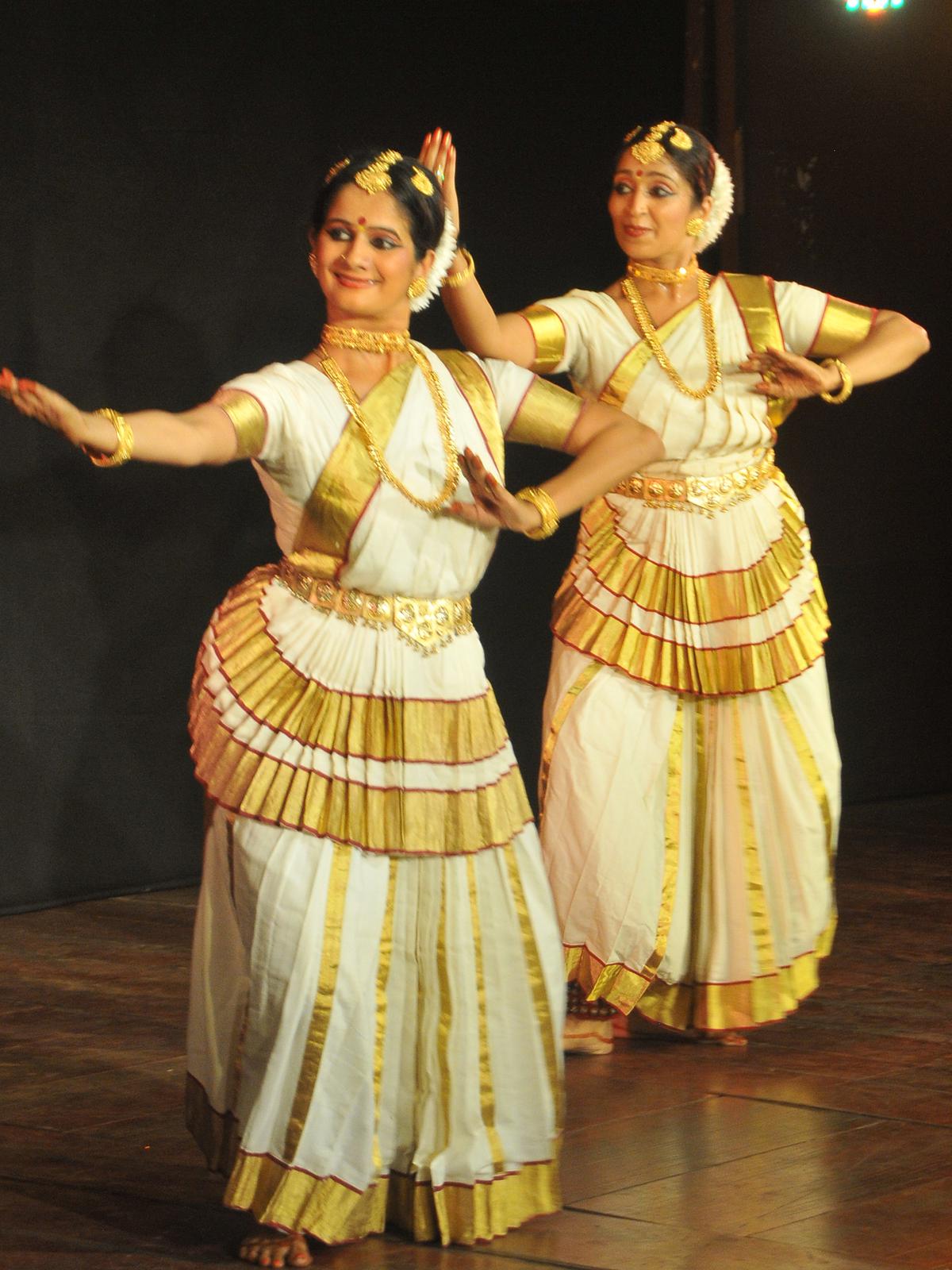 Ameena Shanavas and Lakshmi Vishwanathan performing for Samarpan-2016, a tribute to late Guru Padmini Ramachandran in Mangaluru.