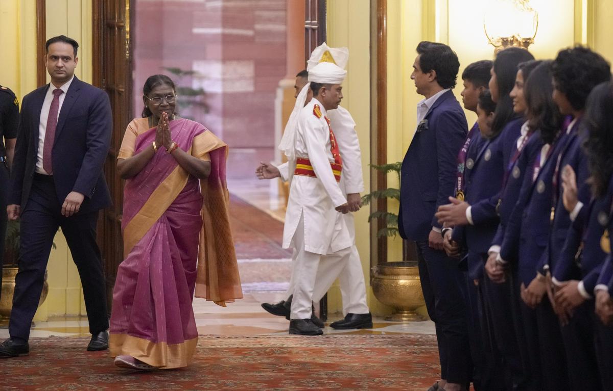 New Delhi: President Droupadi Murmu arrives to meet the ODI World Cup winning women's cricket team, at Rashtrapati Bhavan, in New Delhi, Thursday, Nov. 6, 2025. (PTI Photo/Salman Ali) (PTI11_06_2025_000169A)
