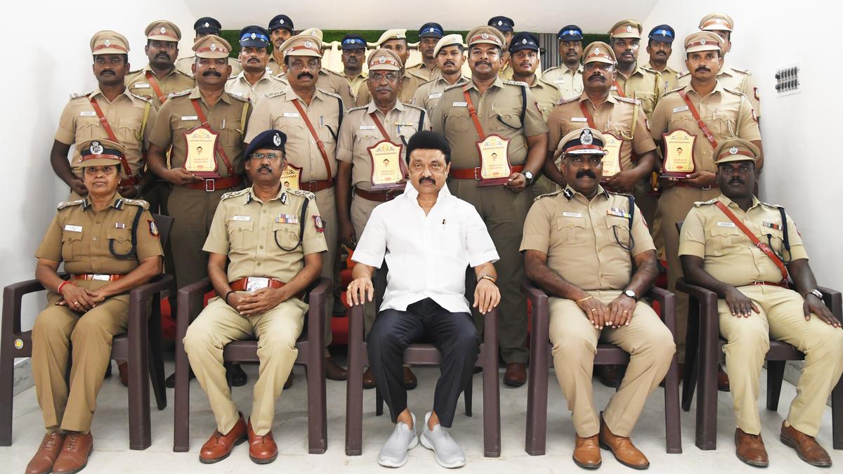 CM felicitates police team that nabbed ATM burglary accused