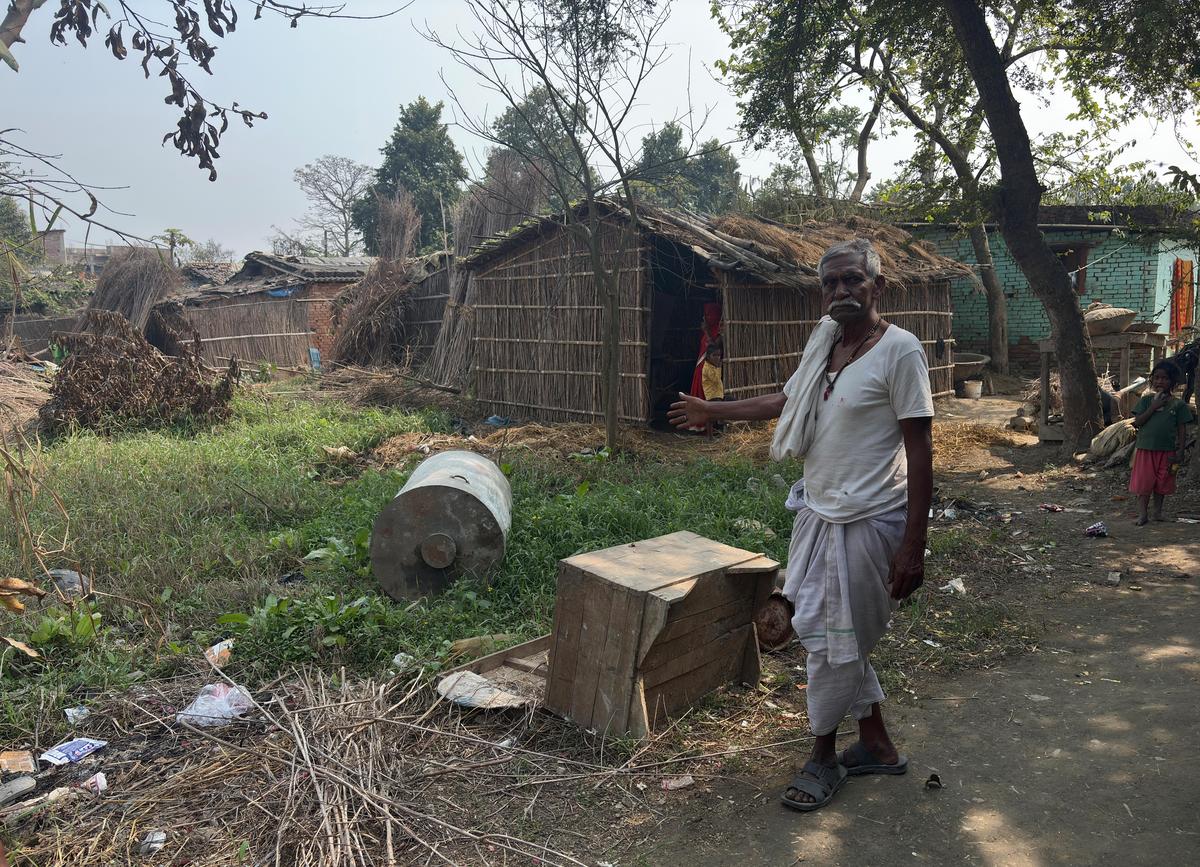 दरभंगा के हरिनगर गांव में कैलाश पासवान का घर जिसे कथित तौर पर ब्राह्मण समुदाय के लोगों के हमले में ध्वस्त कर दिया गया था।