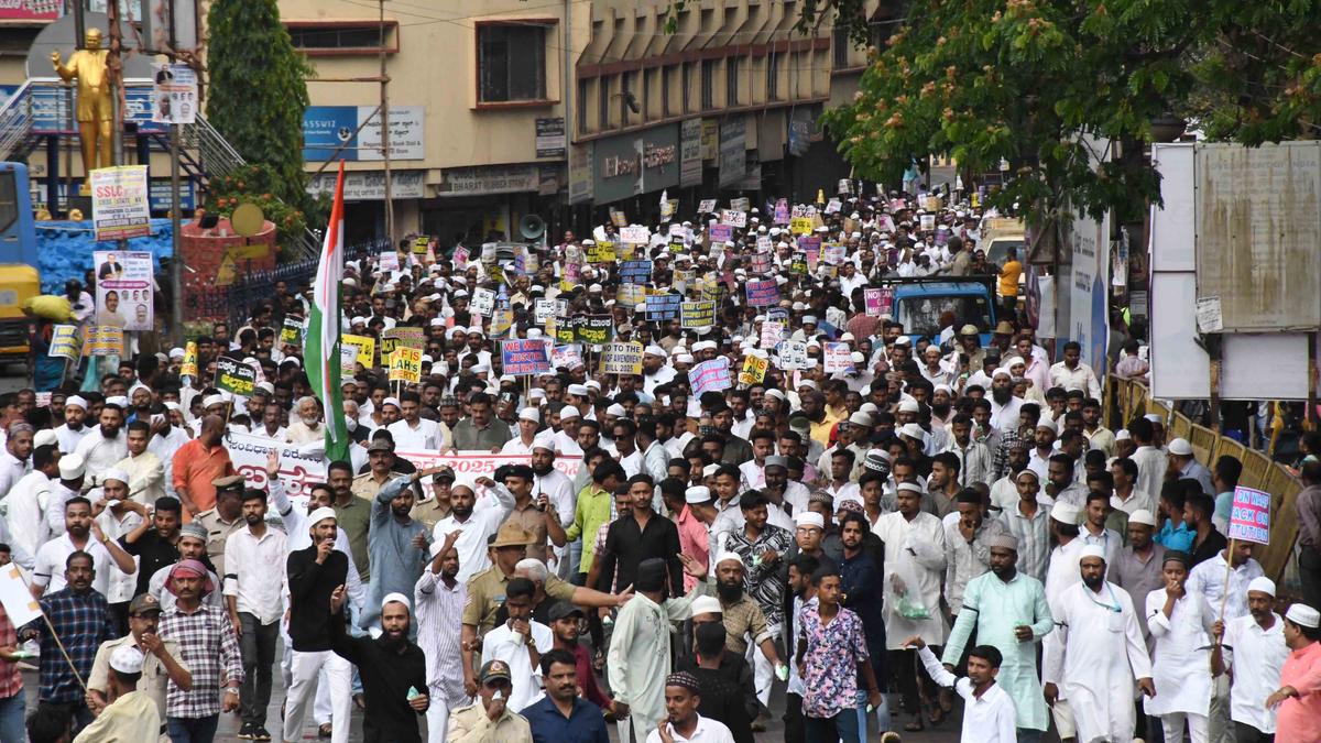 Protest in Dharwad against Waqf amendment