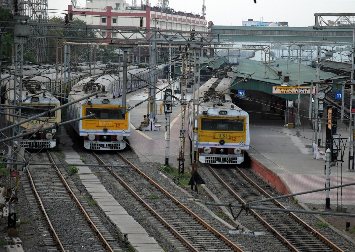 দমদম স্টেশনে লাইনের কাজ, শনি ও রবি শিয়ালদহ শাখায় ট্রেন বাতিলের জেরে চরম দুর্ভোগের আশঙ্কা
